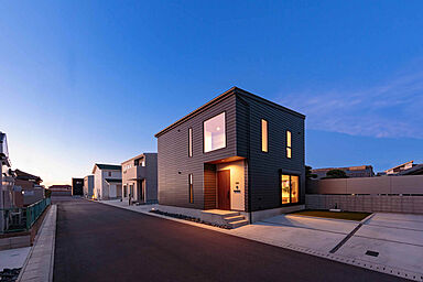 ハウスジャパンの施工事例「【お施主様邸】自宅にプライベートサロン/洗練されたヴィンテージな家」の画像1