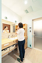 シンプルモダンスタイルの洗面所 ハウスジャパンの事例画像