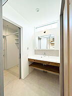 シンプルモダンスタイルの洗面所 ハウスジャパンの事例画像