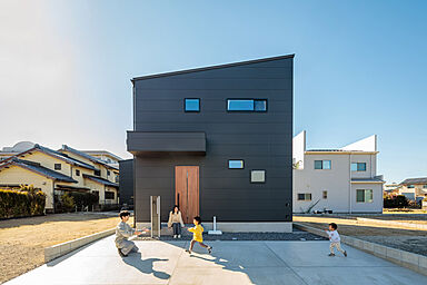 ハウスジャパンの施工事例「【お施主様邸】『 アウトドア好き家族 』が家でも外でもワクワクする家」の画像