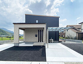 タナカホームズの施工事例「岩国市 H様邸 広々とした駐車スペースに素敵なウッドデッキ付き住宅」のメイン画像