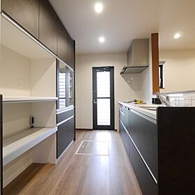 タナカホームズの施工事例「岩国市 H様邸 広々とした駐車スペースに素敵なウッドデッキ付き住宅」の画像3