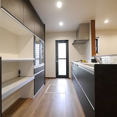 タナカホームズの施工事例「岩国市 H様邸 広々とした駐車スペースに素敵なウッドデッキ付き住宅」の画像3