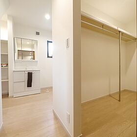 タナカホームズの施工事例「岩国市 H様邸 広々とした駐車スペースに素敵なウッドデッキ付き住宅」の画像4