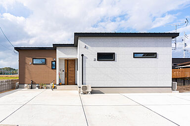 タナカホームズの施工事例「宇部市 Y様邸 「ラク」して「キレイ」をキープできるおしゃれな平屋」の画像1