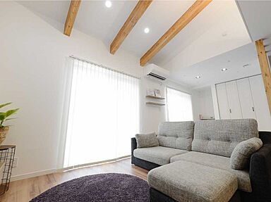 イオンハウジング則武新町店/サンクスホーム名古屋の施工事例「梁で魅せる勾配天井リビングのおうち」の画像