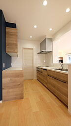 木の家スタイルのキッチン 新日本ホームズ株式会社 マリナ通りモデルホームの事例画像