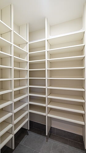 新日本ホームズ株式会社 マリナ通りモデルホームの施工事例「奥様の使い勝手に徹底的にこだわったセンターキッチンの平屋」の画像6