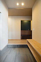 木の家スタイルの玄関 【高級注文住宅専門】zuttoの事例画像