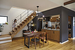 山根木材 【長期優良住宅・耐震等級3・ZEH】を標準採用の施工事例「異素材がセンスよく調和するスタイリッシュな家」の画像