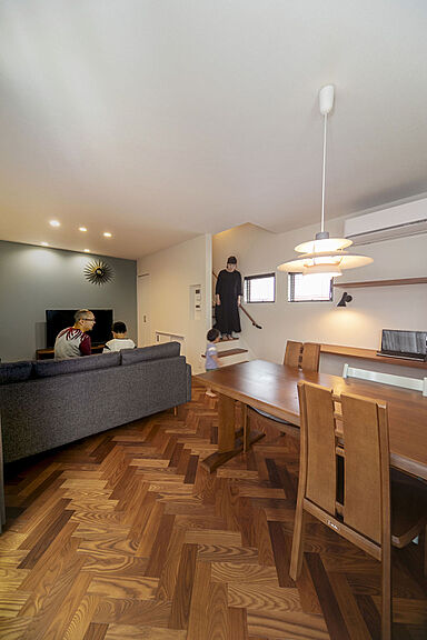 山根木材 【長期優良住宅・耐震等級3・ZEH】を標準採用の施工事例「見た目も手触りも心地よい木の素材感に癒やされる家」の画像1