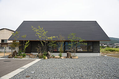 山根木材 【長期優良住宅・耐震等級3・ZEH】を標準採用の施工事例「木かげの家」の画像