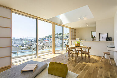 山根木材 【長期優良住宅・耐震等級3・ZEH】を標準採用の施工事例「光と風を感じる家」の画像2