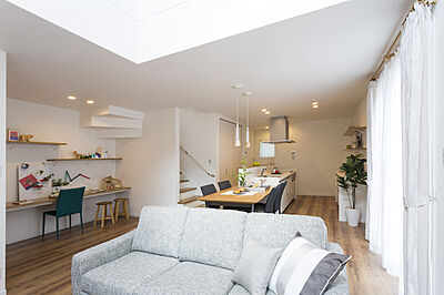 シンプルモダンスタイルのリビング 山根木材 【長期優良住宅・耐震等級3・ZEH】を標準採用の事例画像