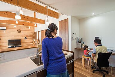 山根木材 【長期優良住宅・耐震等級3・ZEH】を標準採用の施工事例「杉の香りと猫との暮らしを楽しむ家」の画像2