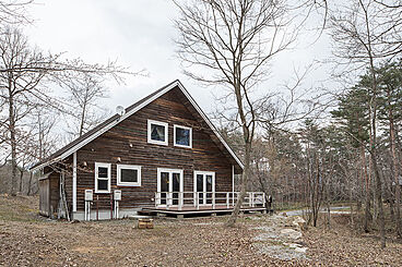 山根木材 【長期優良住宅・耐震等級3・ZEH】を標準採用の施工事例「湖畔の別荘」の画像