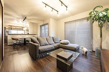 山根木材 【長期優良住宅・耐震等級3・ZEH】を標準採用の施工事例「家に帰るのが楽しみになるシンプル&シックな洗練空間」の画像