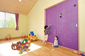 山根木材 【長期優良住宅・耐震等級3・ZEH】を標準採用の施工事例「木と緑に抱かれて家族が集う、明るく伸びやかなLDKのある家」の画像4