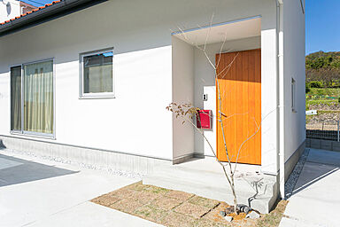 山根木材 【長期優良住宅・耐震等級3・ZEH】を標準採用の施工事例「早く家に帰りたくなる素焼き瓦のおしゃれな家」の画像2