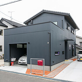 山根木材 【長期優良住宅・耐震等級3・ZEH】を標準採用の施工事例「ヴィンテージがテーマのかっこいい家!」のメイン画像