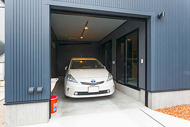 山根木材 【長期優良住宅・耐震等級3・ZEH】を標準採用の施工事例「ヴィンテージがテーマのかっこいい家!」の画像2