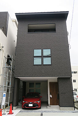 山根木材 【長期優良住宅・耐震等級3・ZEH】を標準採用の施工事例「工夫されたガレージ付き3階建ての家」の画像