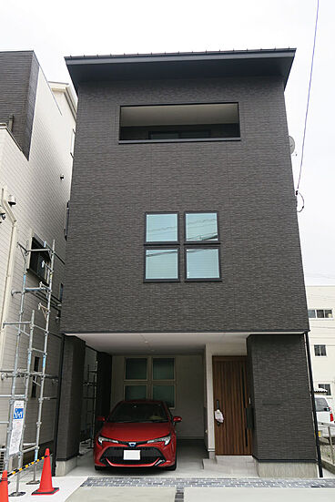 山根木材 【長期優良住宅・耐震等級3・ZEH】を標準採用の施工事例「工夫されたガレージ付き3階建ての家」の画像