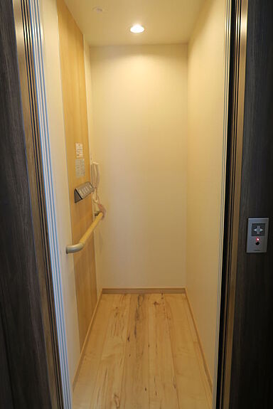 山根木材 【長期優良住宅・耐震等級3・ZEH】を標準採用の施工事例「工夫されたガレージ付き3階建ての家」の画像3