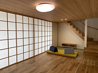 山根木材 【長期優良住宅・耐震等級3・ZEH】を標準採用の施工事例「日当たり抜群の縁側と俺のマンガスペースがある家」の画像1