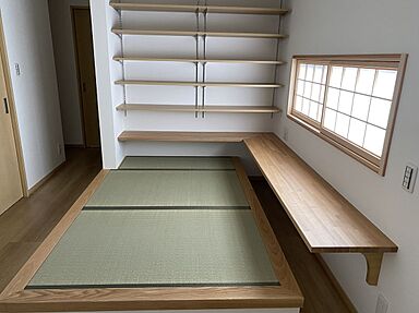 山根木材 【長期優良住宅・耐震等級3・ZEH】を標準採用の施工事例「日当たり抜群の縁側と俺のマンガスペースがある家」の画像2