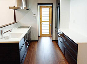 株式会社伸工舎の施工事例「【平屋】お庭の緑に映えるダークトーンの家」の画像3