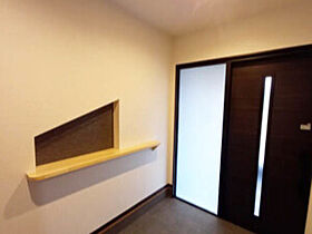 株式会社伸工舎の施工事例「【平屋】お庭の緑に映えるダークトーンの家」の画像6