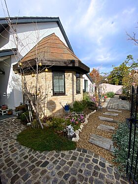 建築士夫婦とつくる家 株式会社モスハウス田端の施工事例「スペインタイル張りの八角形ダイニングがある家-神戸市灘区-」のメイン画像