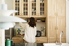 建築士夫婦とつくる家 株式会社モスハウス田端の施工事例「2階リビングから海を望む天然石の尖がり屋根としっくい壁の家-神戸市垂水区-」のメイン画像