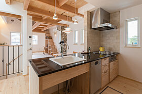 建築士夫婦とつくる家 株式会社モスハウス田端の施工事例「2階リビングから海を望む天然石の尖がり屋根としっくい壁の家-神戸市垂水区-」の画像3