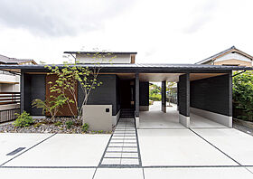 株式会社アイ工務店 東京支店の施工事例「モダンな印象の大屋根を持つ、自由設計ならではのアイデアが詰まった家」のメイン画像