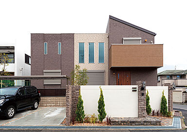 株式会社アイ工務店 東京支店の施工事例「板張り天井にこだわりの照明。無垢材の温もりに包まれる家」の画像