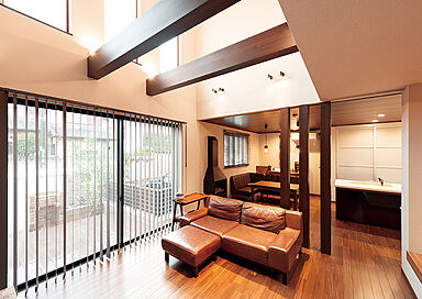 株式会社アイ工務店 東京支店の施工事例「板張り天井にこだわりの照明。無垢材の温もりに包まれる家」の画像1