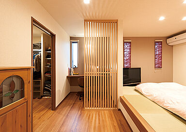 株式会社アイ工務店 東京支店の施工事例「板張り天井にこだわりの照明。無垢材の温もりに包まれる家」の画像5