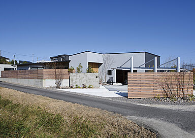 株式会社アイ工務店 東京支店の施工事例「まわりの景色と調和し、優しい木の温もりに包まれる家」の画像