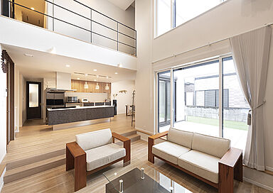 株式会社アイ工務店 東京支店の施工事例「暮らしの中心は吹抜のリビング・広がりを感じる「立体的」な家」の画像