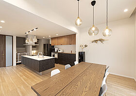 株式会社アイ工務店 東京支店の施工事例「暮らしの中心は吹抜のリビング・広がりを感じる「立体的」な家」の画像1