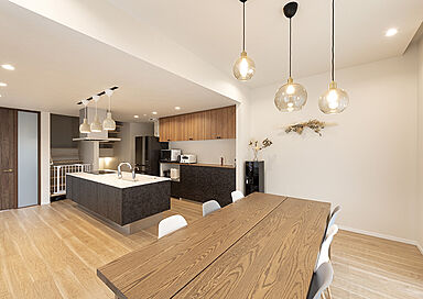 株式会社アイ工務店 東京支店の施工事例「暮らしの中心は吹抜のリビング・広がりを感じる「立体的」な家」の画像1