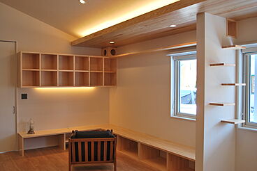 トモノ建築設計事務所 【佐久平スタジオ】の施工事例「猫と本と暮らし」の画像