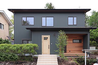 トモノ建築設計事務所 【佐久平スタジオ】の施工事例「スキップフロアのあるカフェのような家」の画像