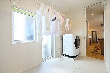 トモノ建築設計事務所 【佐久平スタジオ】の施工事例「プライバシーを確保しながら『光と風を感じる家』」の画像4