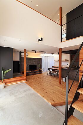 トモノ建築設計事務所 【佐久平スタジオ】の施工事例「360度どこから見てもかっこいい家」の画像4