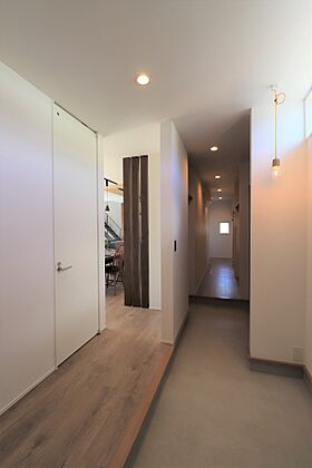 トモノ建築設計事務所 【佐久平スタジオ】の施工事例「光と風を招く スタイリッシュモダンな家」の画像1