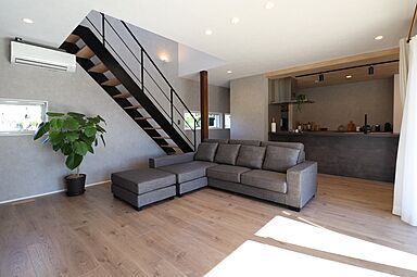 トモノ建築設計事務所 【佐久平スタジオ】の施工事例「光と風を招く スタイリッシュモダンな家」の画像2