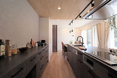 トモノ建築設計事務所 【佐久平スタジオ】の施工事例「光と風を招く スタイリッシュモダンな家」の画像4